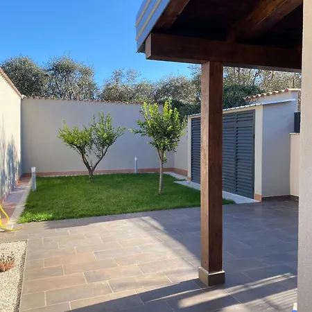 Villino Ancillotto With Garden And Parking Motorcycle Space Rome