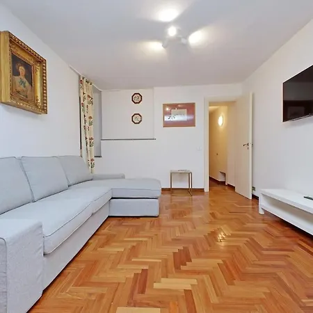 Pantheon Rondanini Apartment