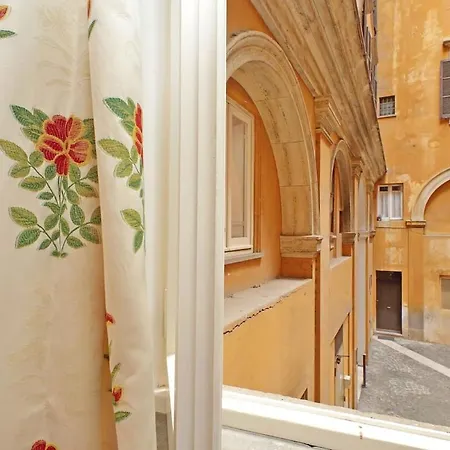 Pantheon Rondanini Apartment