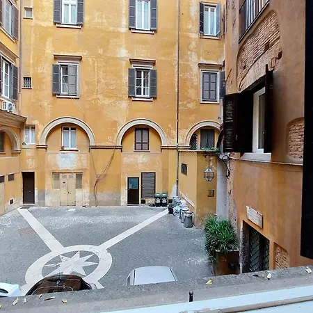Pantheon Rondanini Apartment *