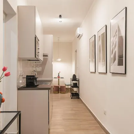 C3 Class Apartment, 2 Da Letto, 2 Bagni, Giardino Distante 15 Minuti A Piedi Da Fontana Di Trevi Apartman