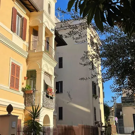 Cozy Artsy Near The Vatican Apartment Rome