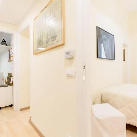 Apartment And Historic Rione Near Colosseo Rome