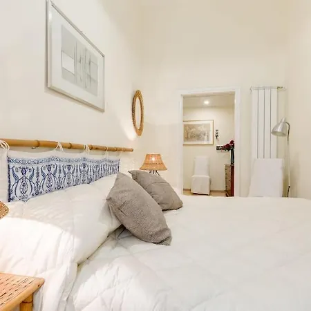 Apartment And Historic Rione Near Colosseo Rome