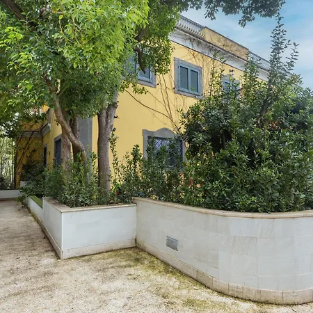 The Poolside House - New 2 Bedroom With Terrace *