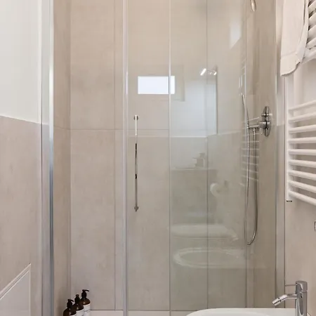 The Poolside House - New 2 Bedroom With Terrace *