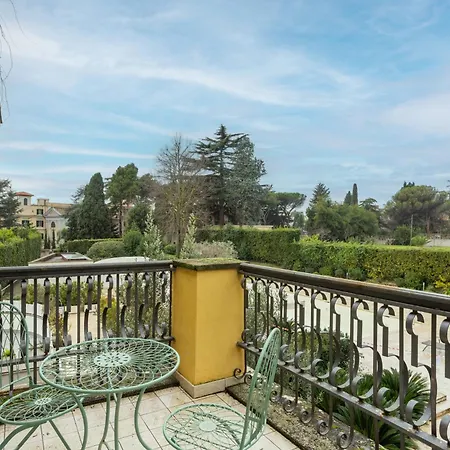 The Poolside House - New 2 Bedroom With Terrace