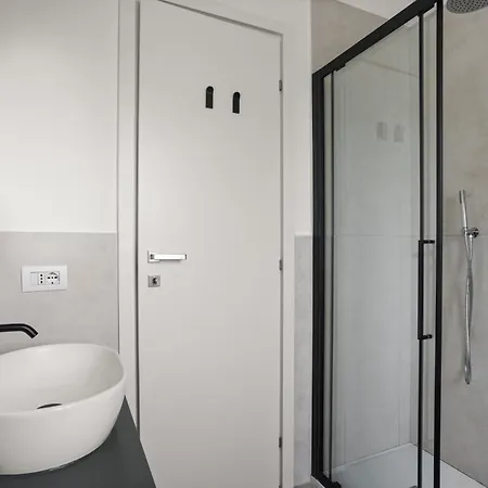 The Poolside House - New 2 Bedroom With Terrace