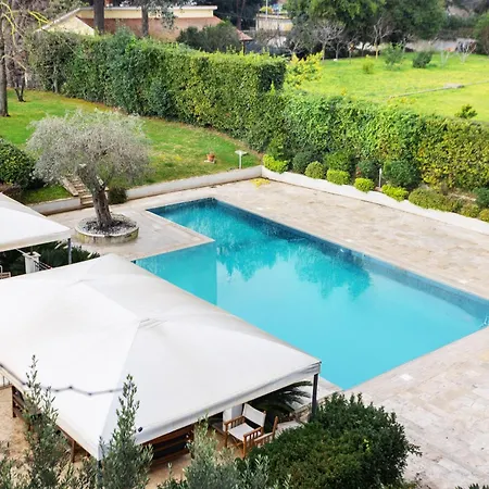 The Poolside House - New 2 Bedroom With Terrace