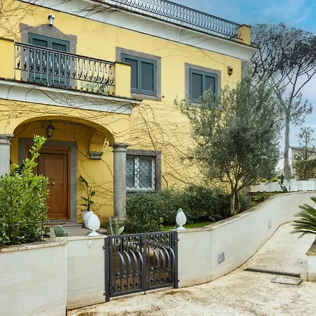 The Poolside House - New 2 Bedroom With Terrace *