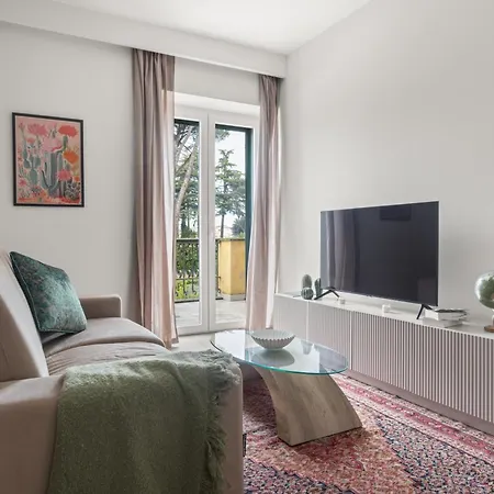 The Poolside House - New 2 Bedroom With Terrace