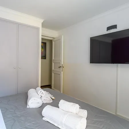 Historic Center - Navona Luxe Haven - Elevator, Soundproof & Netflix Apartment Rome