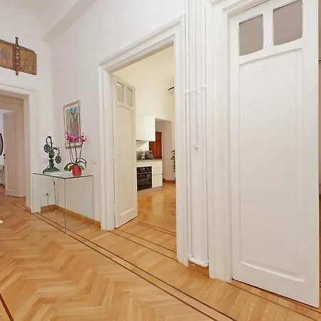 Treasurerome Adriana Charme 4br Apartment *