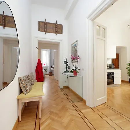 Apartment Treasurerome Adriana Charme 4br