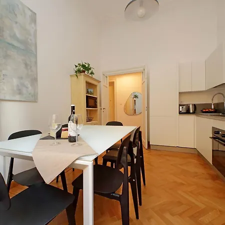 Apartment Treasurerome Adriana Charme 4br Rome