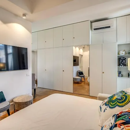 Luxury By Spanish Square Apartment