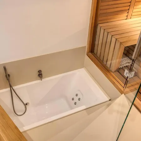 Luxury By Spanish Square