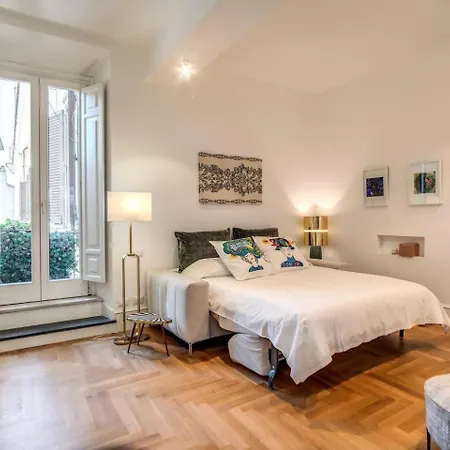 Luxury By Spanish Square Apartment