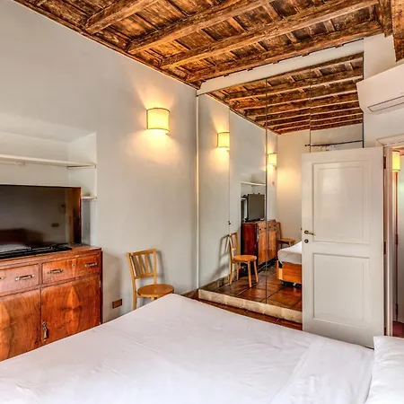 Flat With Lovely Views Near Piazza Navona Apartment *