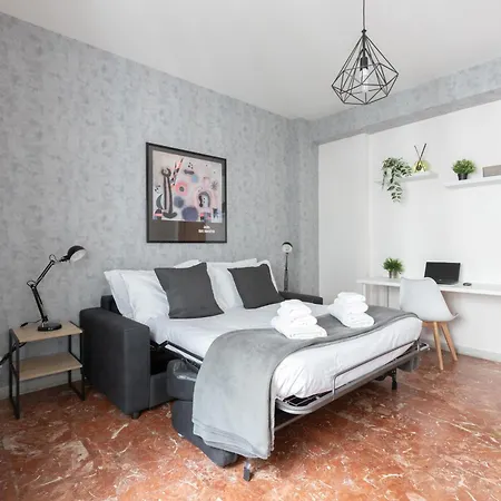 Domvs Clavdia - Metro Station, 8 Min To Center, Roma, 6pax, A-c Apartment *