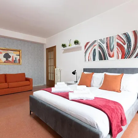 Domvs Clavdia - Metro Station, 8 Min To Center, Roma, 6pax, A-c Apartment Rome
