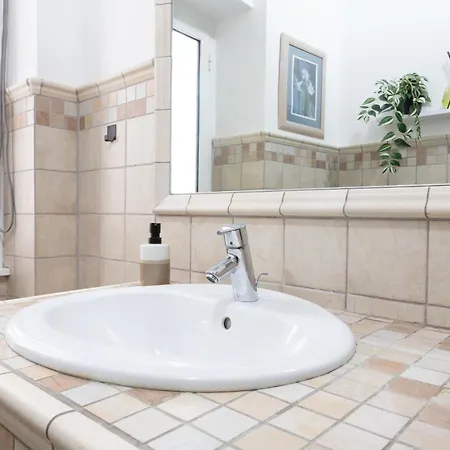 Domvs Clavdia - Metro Station, 8 Min To Center, Roma, 6pax, A-c Apartment