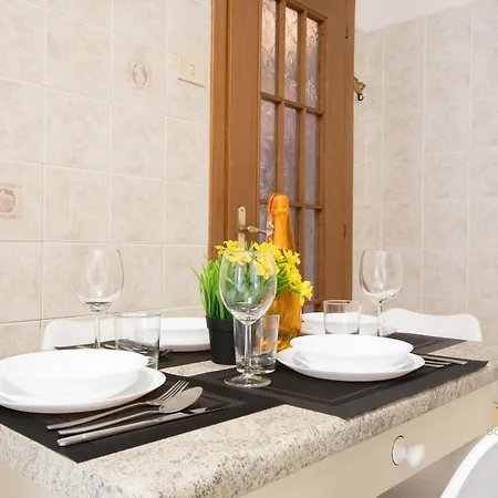 Domvs Clavdia - Metro Station, 8 Min To Center, Roma, 6pax, A-c Apartment