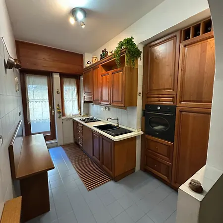 6 People, 3 Parking Spot, Balconies, Metro B Apartment
