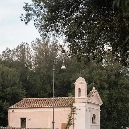 Maddalena's Quiet Retreat Near Ada Apartment Rome