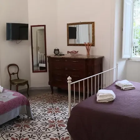 Domus Aurea Bed & Breakfast *