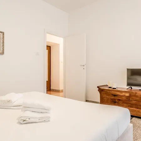 Fara Sabina Large Aparment