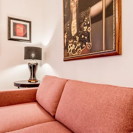 Fara Sabina Large Aparment