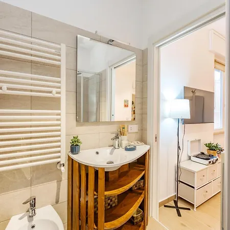 Luminosa Con Bagno Privato Interno - Vicina Metro Alloggio in famiglia