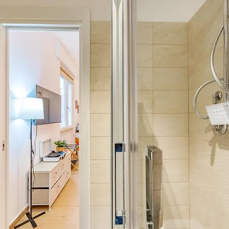 Luminosa Con Bagno Privato Interno - Vicina Metro Alloggio in famiglia *