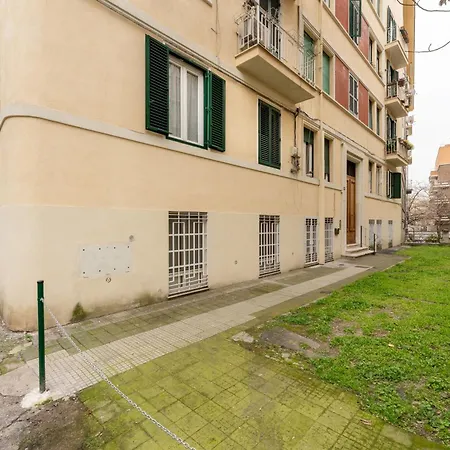 Apartamento Maroon Flat Colosseo, 800 Mt From Amphitheater Roma
