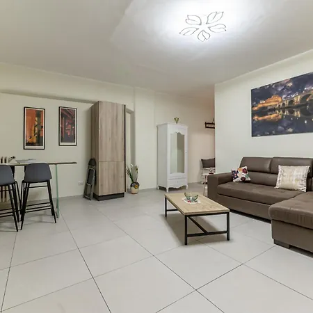 Luca Flat - Tiburtina Train Station & Wi-fi Apartment