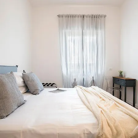 Sunny New Renovated With Balcony Metro A Apartment *