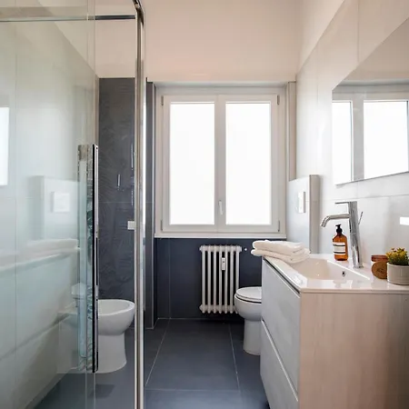 Sunny New Renovated With Balcony Metro A Apartment *