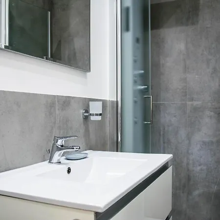 Largo Leopardi Modern *