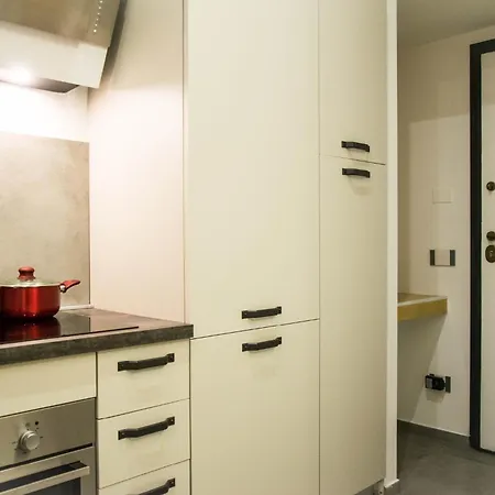 Largo Leopardi Modern *