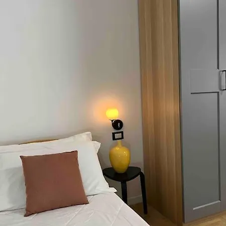 Casa vacanze 3 Fermate Dal Colosseo - Elena - 50 M Da Metro Garbatella Roma