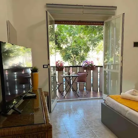 Casa vacanze 3 Fermate Dal Colosseo - Elena - 50 M Da Metro Garbatella Roma