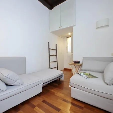 Beautiful In Campo De Fiori Apartment