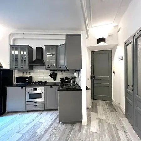 Modern Near The Vatican Apartment