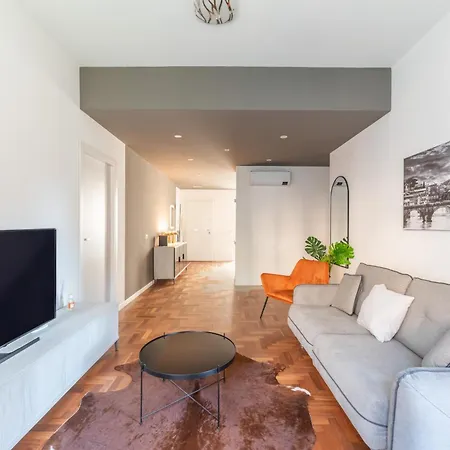 Skylife Modern 4-bedroom Trastevere Apartment