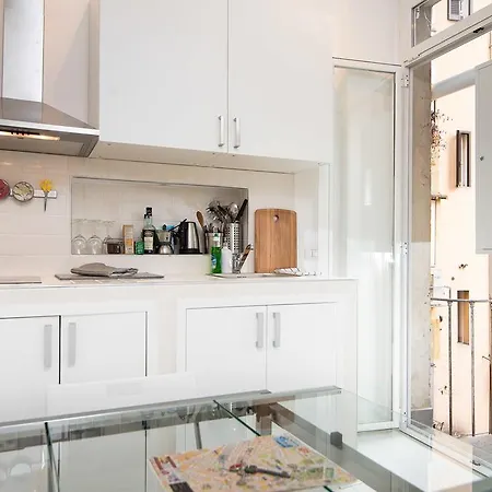 White Ostilia Apartment