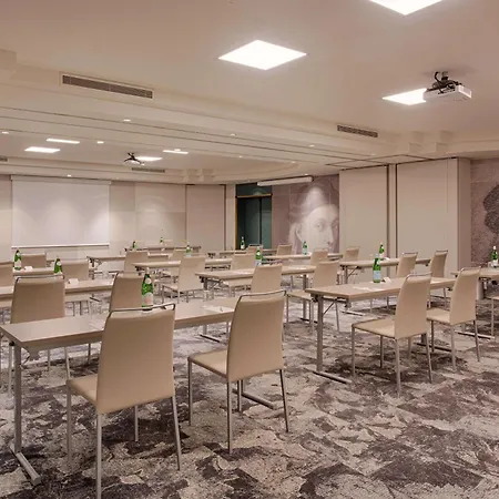 Nh罗马卡尔佩尼亚别墅酒店 4*