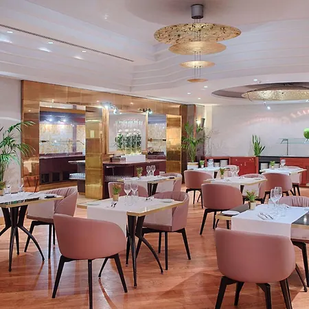 Nh罗马卡尔佩尼亚别墅酒店 酒店 4*