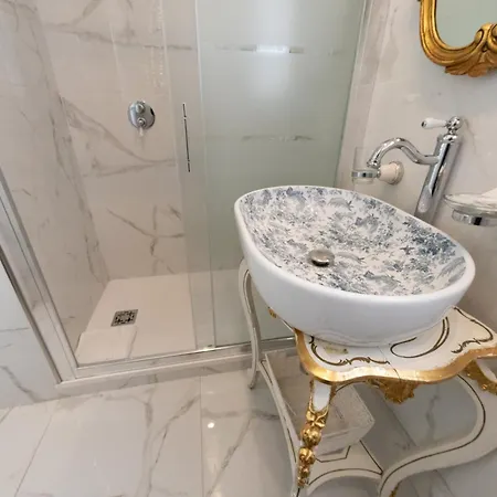 The Rent - Spacious Multi-room On Via Cavour Apartment