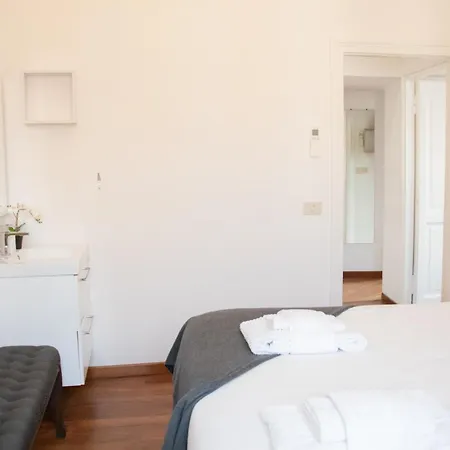 The Rent - Spacious Multi-room On Via Cavour Apartment